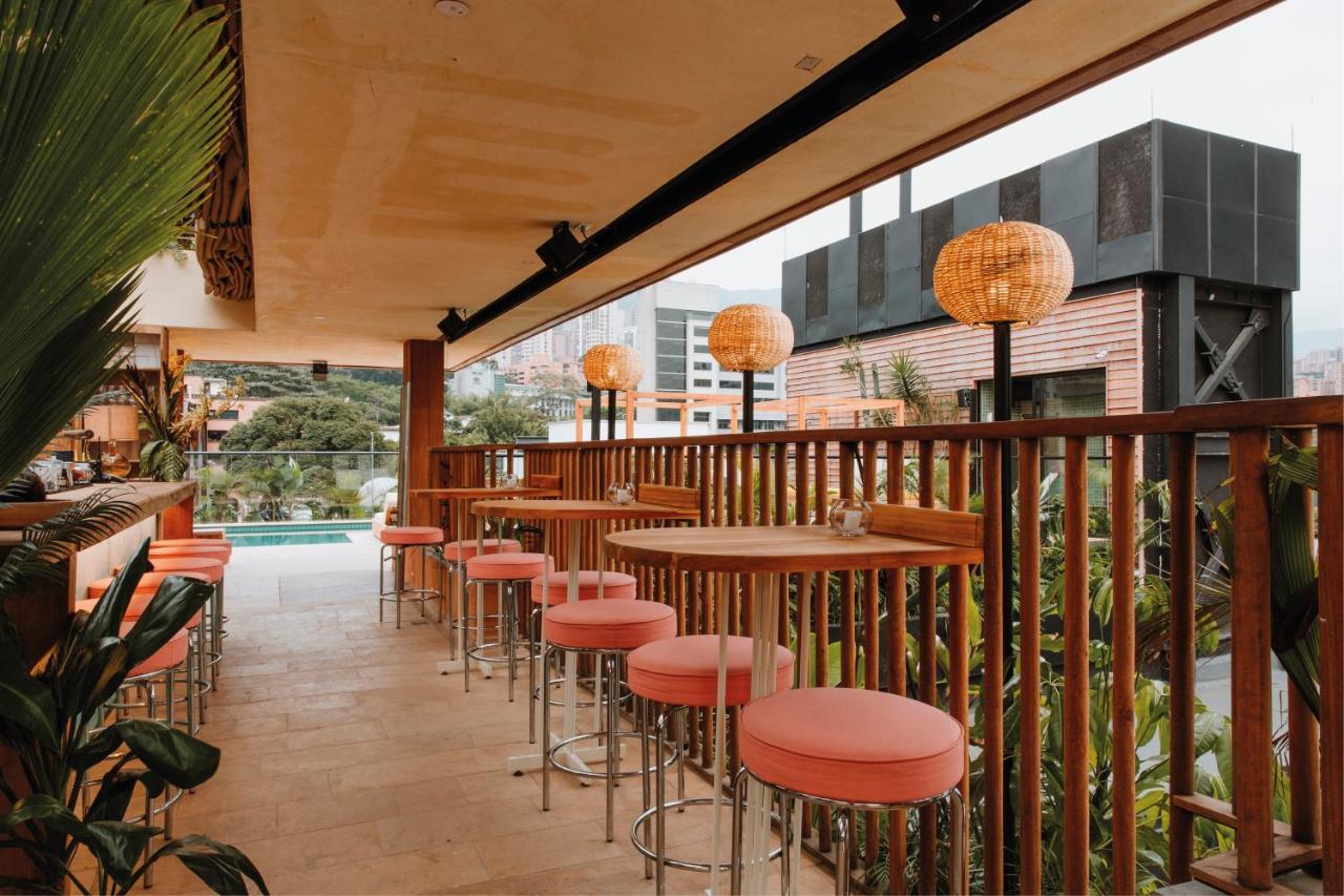 The Click Clack Hotel Medellin Bagian luar foto The bar at the top of the hotel