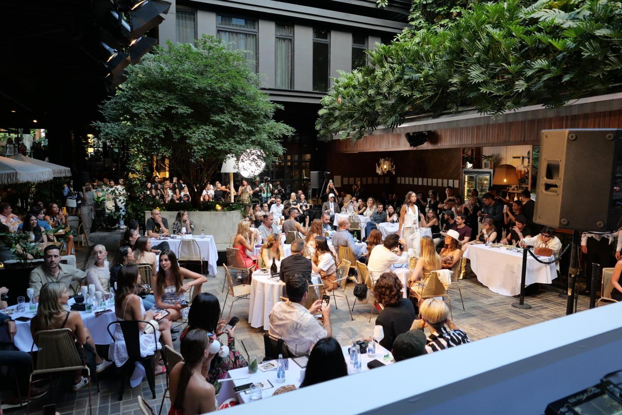 The Click Clack Hotel Medellin Bagian luar foto The courtyard of the hotel