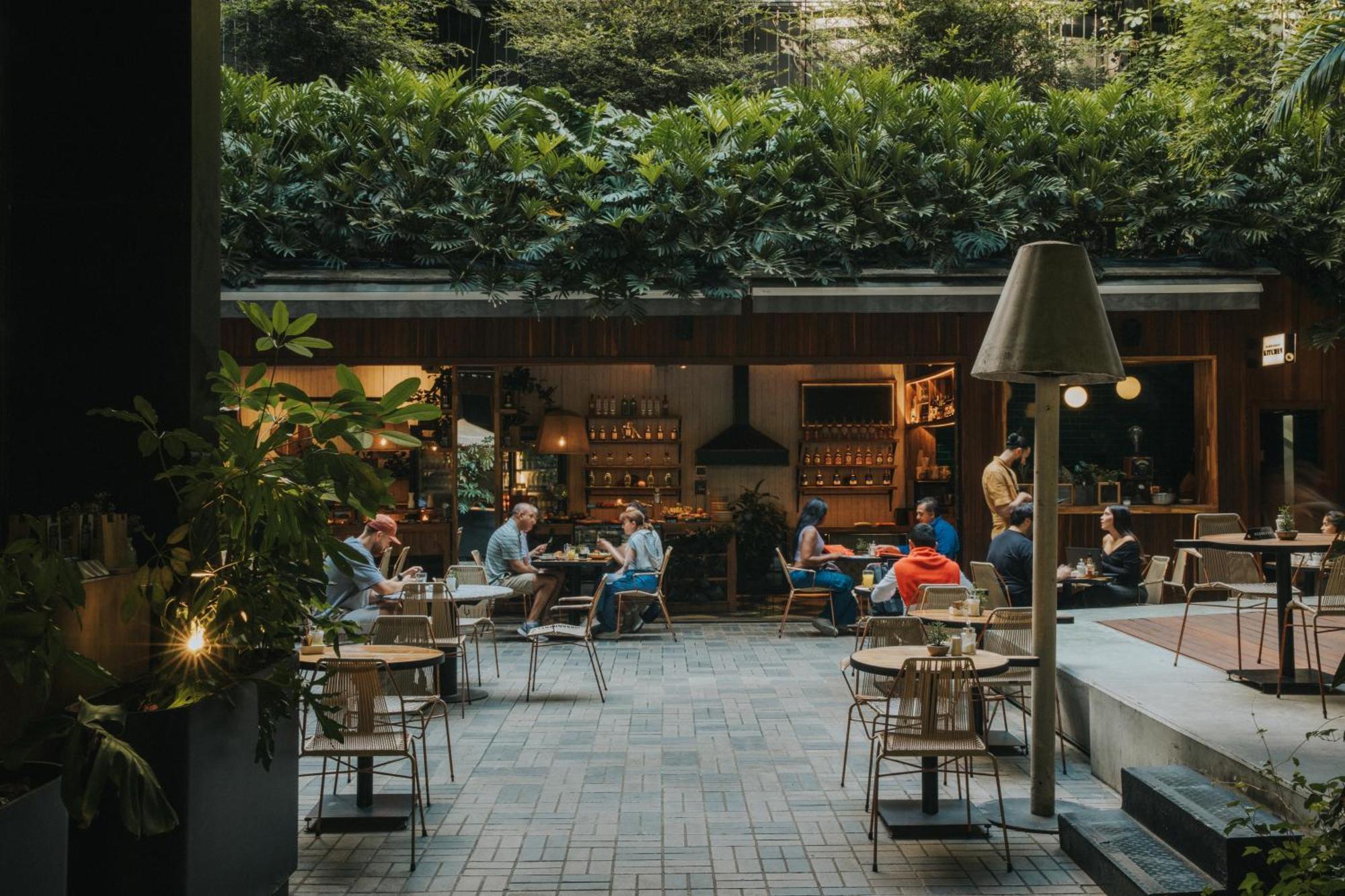 The Click Clack Hotel Medellin Bagian luar foto The courtyard at the hotel