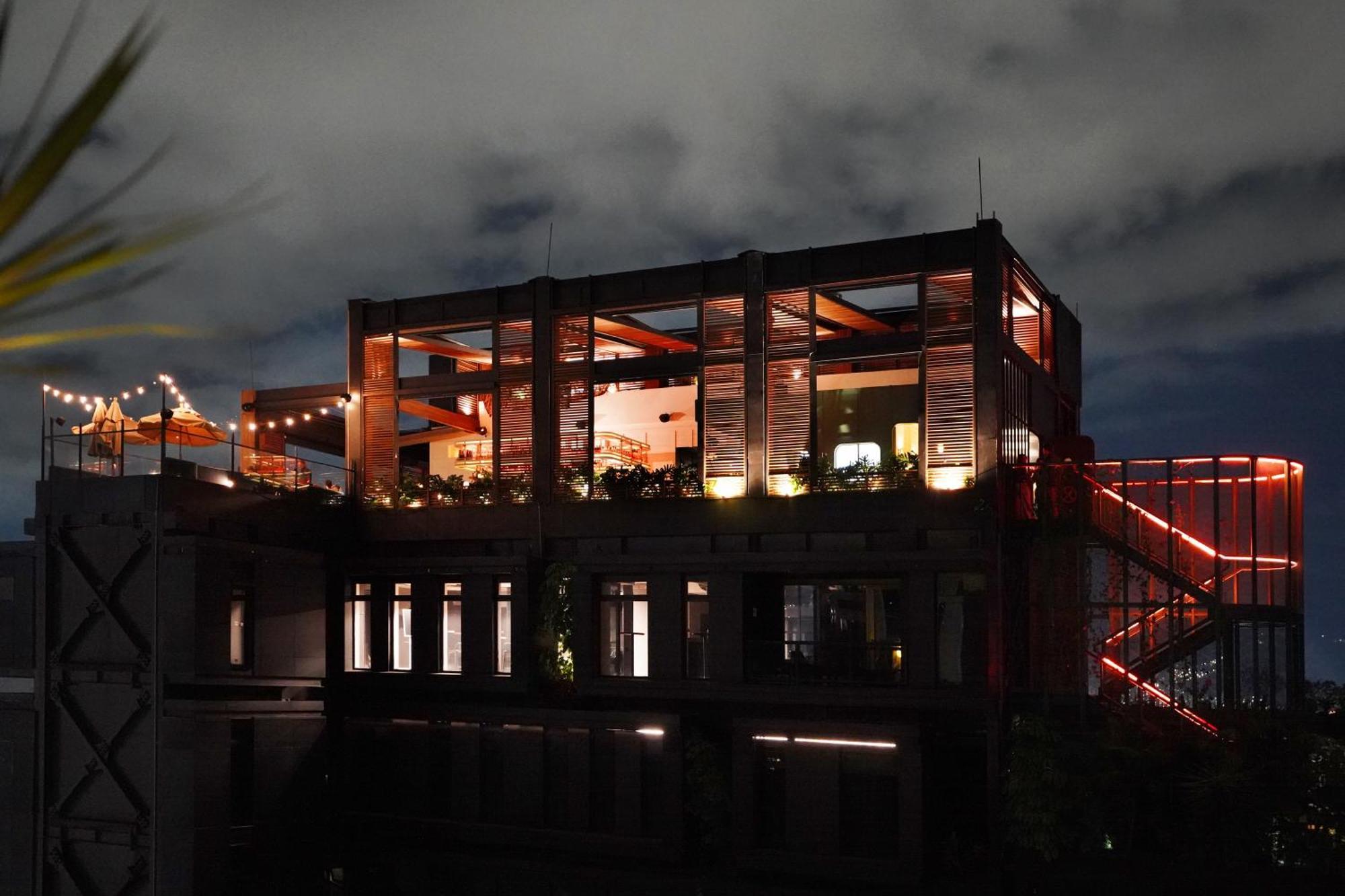 The Click Clack Hotel Medellin Bagian luar foto The Sky Bar at the top of the building