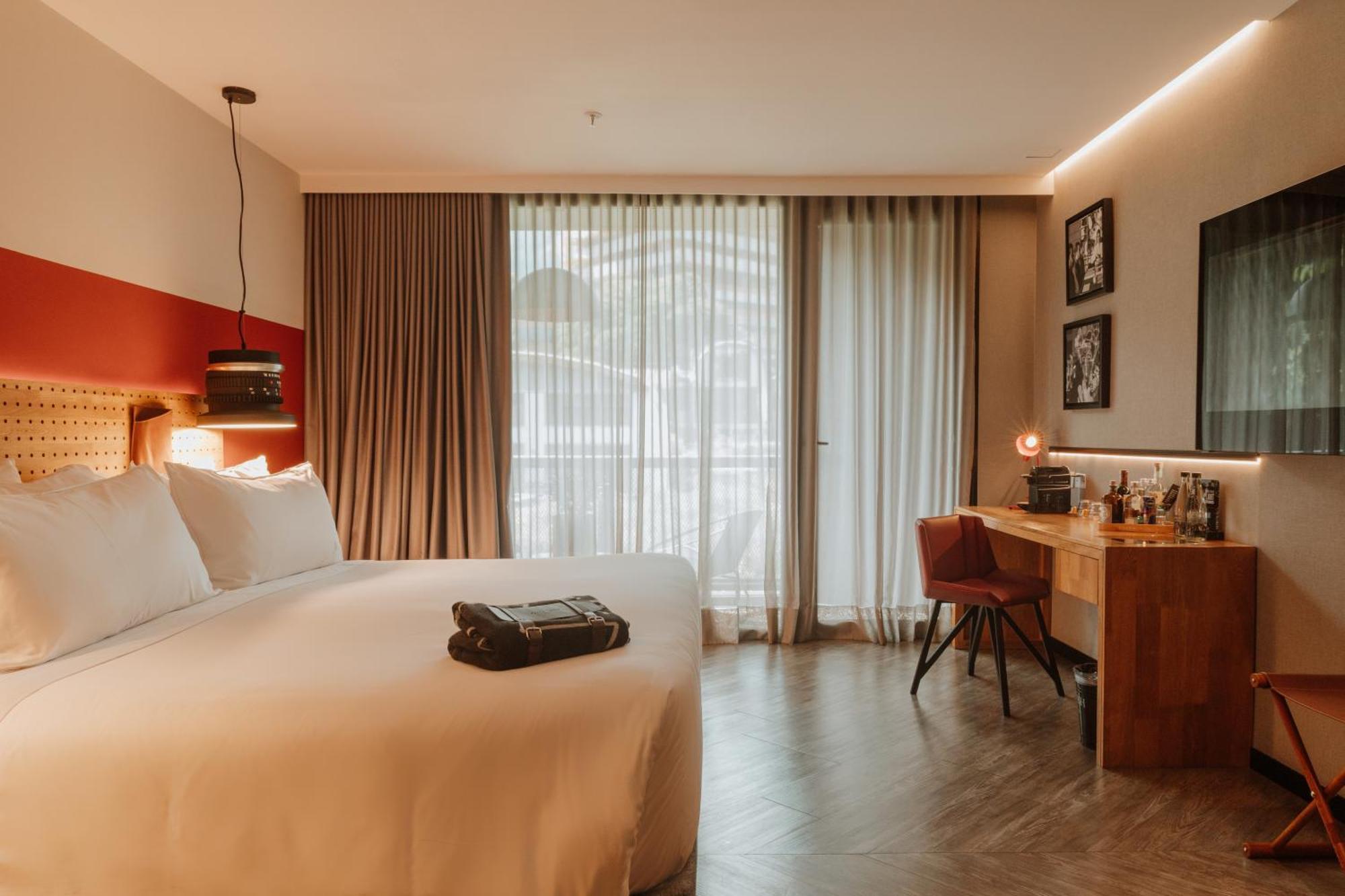The Click Clack Hotel Medellin Bagian luar foto A room at the hotel