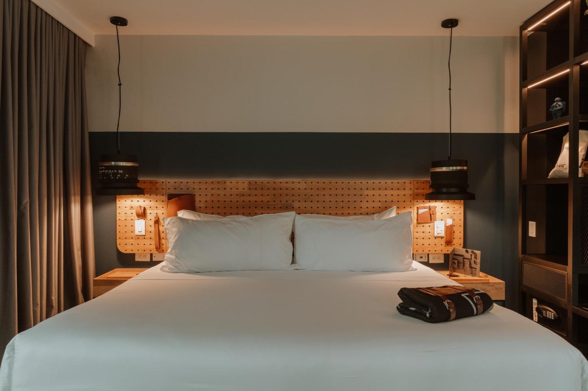 The Click Clack Hotel Medellin Bagian luar foto A room at the hotel