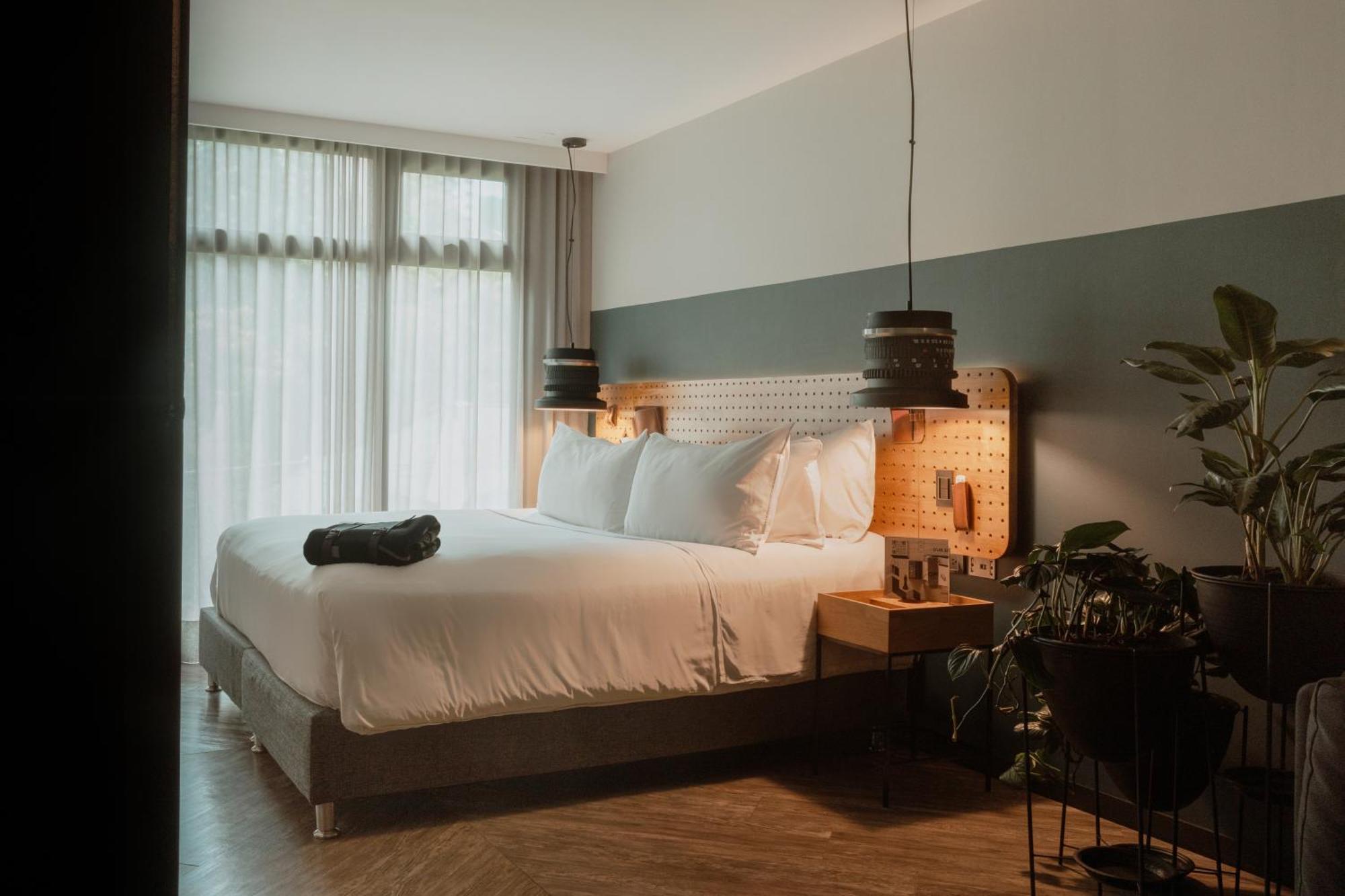 The Click Clack Hotel Medellin Bagian luar foto A bedroom at the hotel