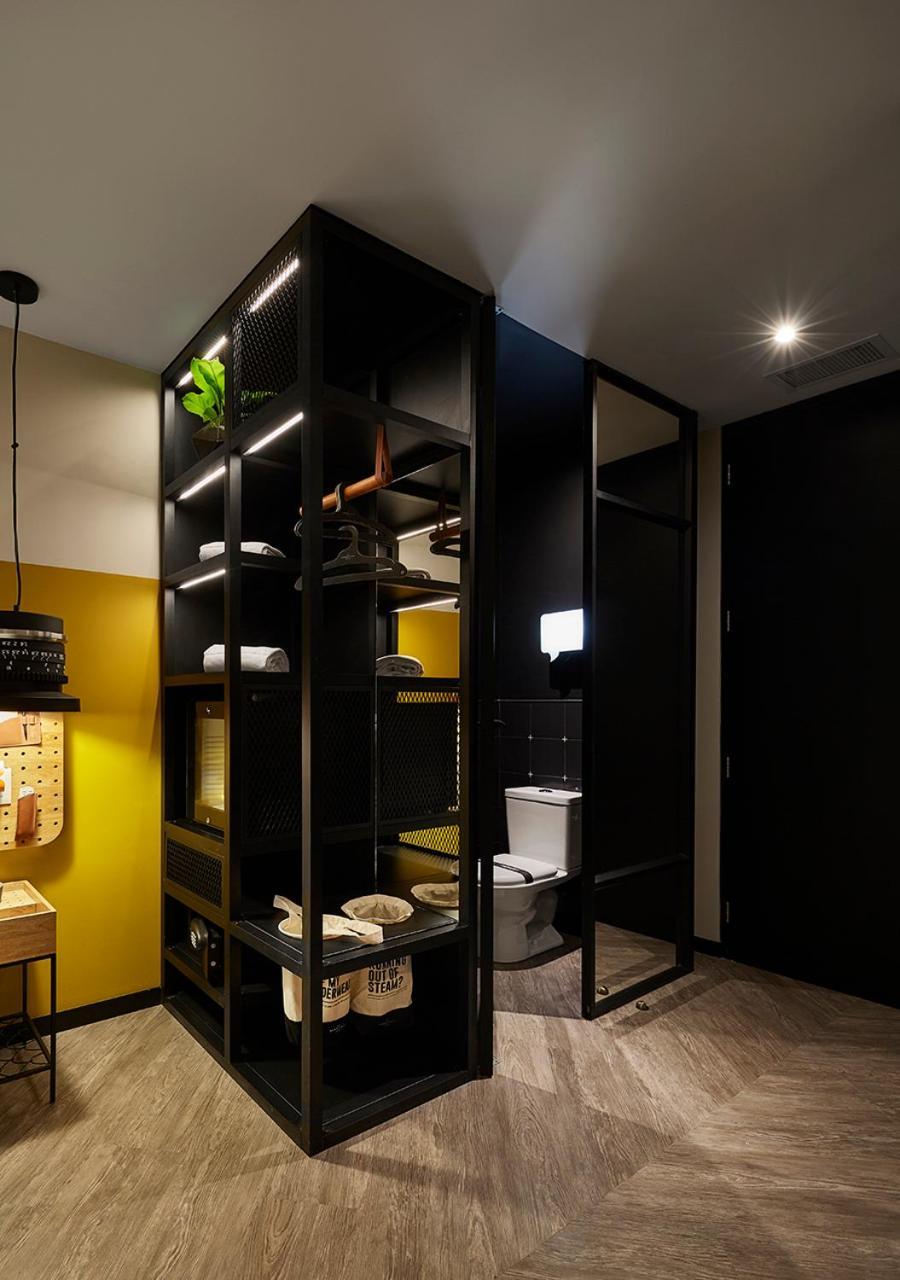 The Click Clack Hotel Medellin Bagian luar foto A bathroom in a micro apartment