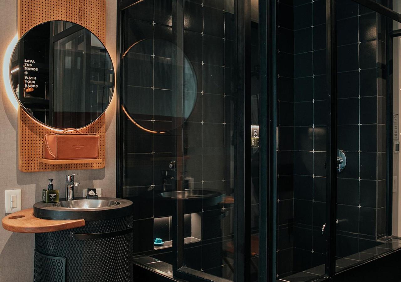 The Click Clack Hotel Medellin Bagian luar foto Bathroom at the Standard East Village
