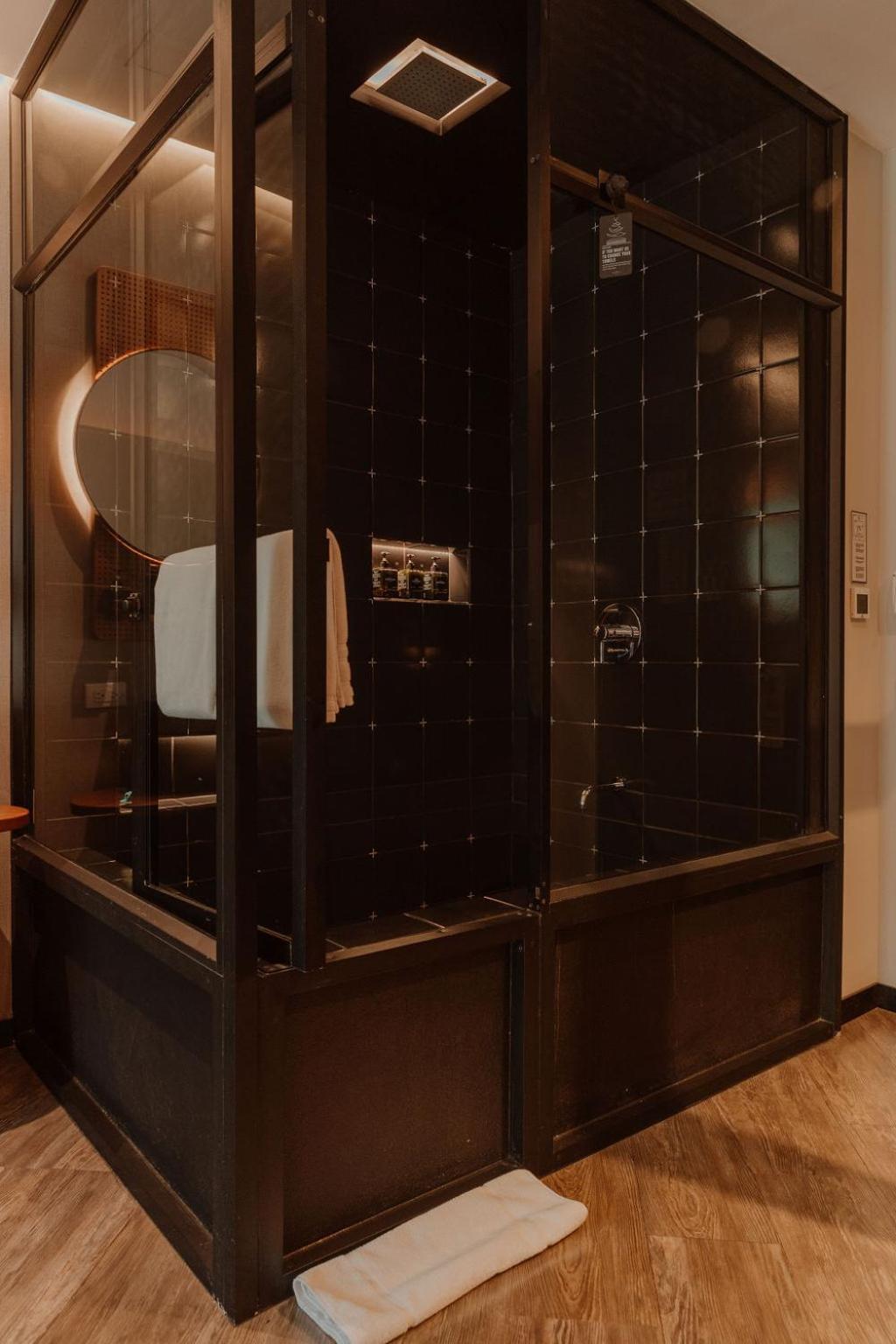 The Click Clack Hotel Medellin Bagian luar foto A shower cubicle