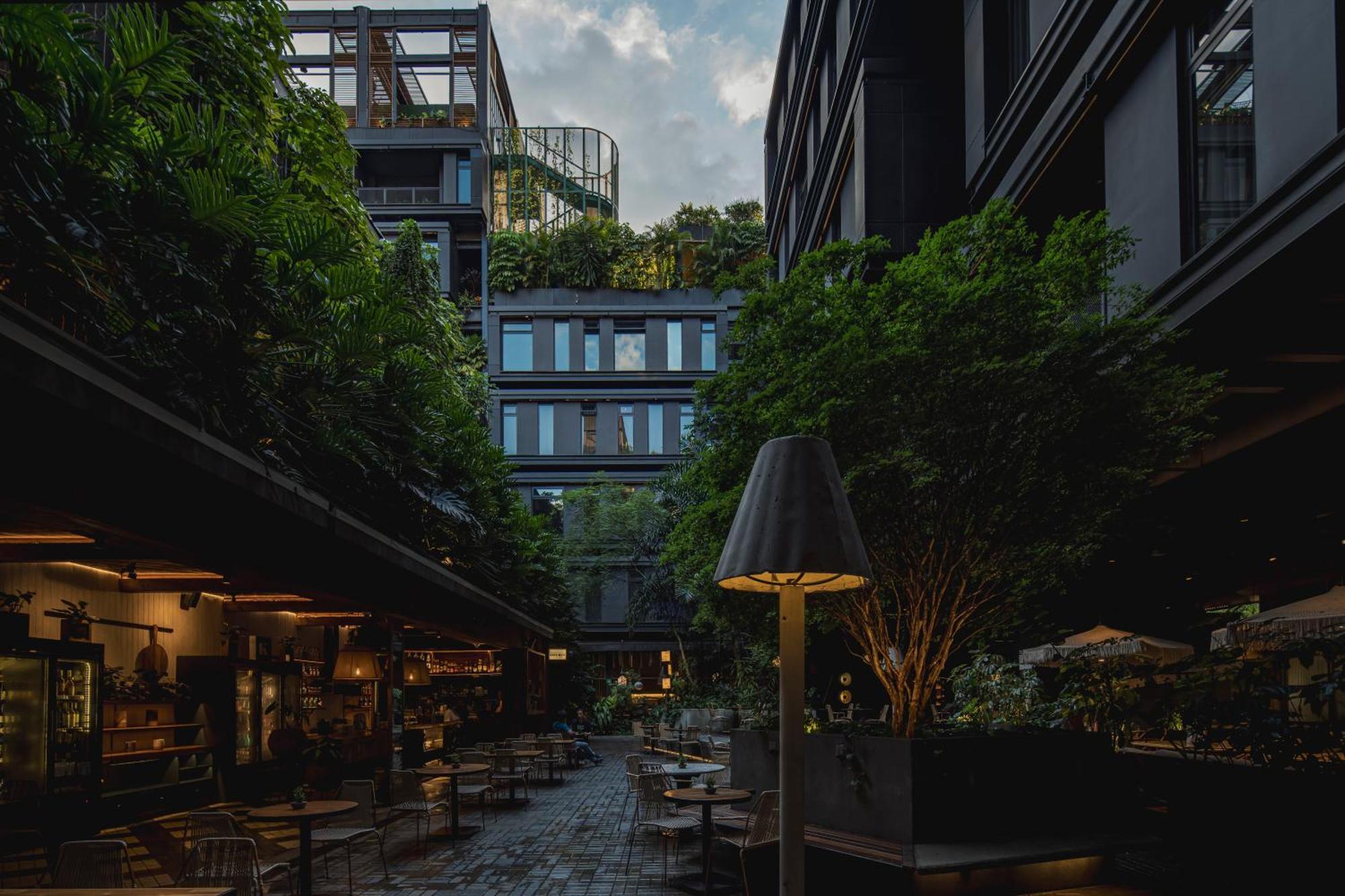 The Click Clack Hotel Medellin Bagian luar foto The courtyard of the hotel