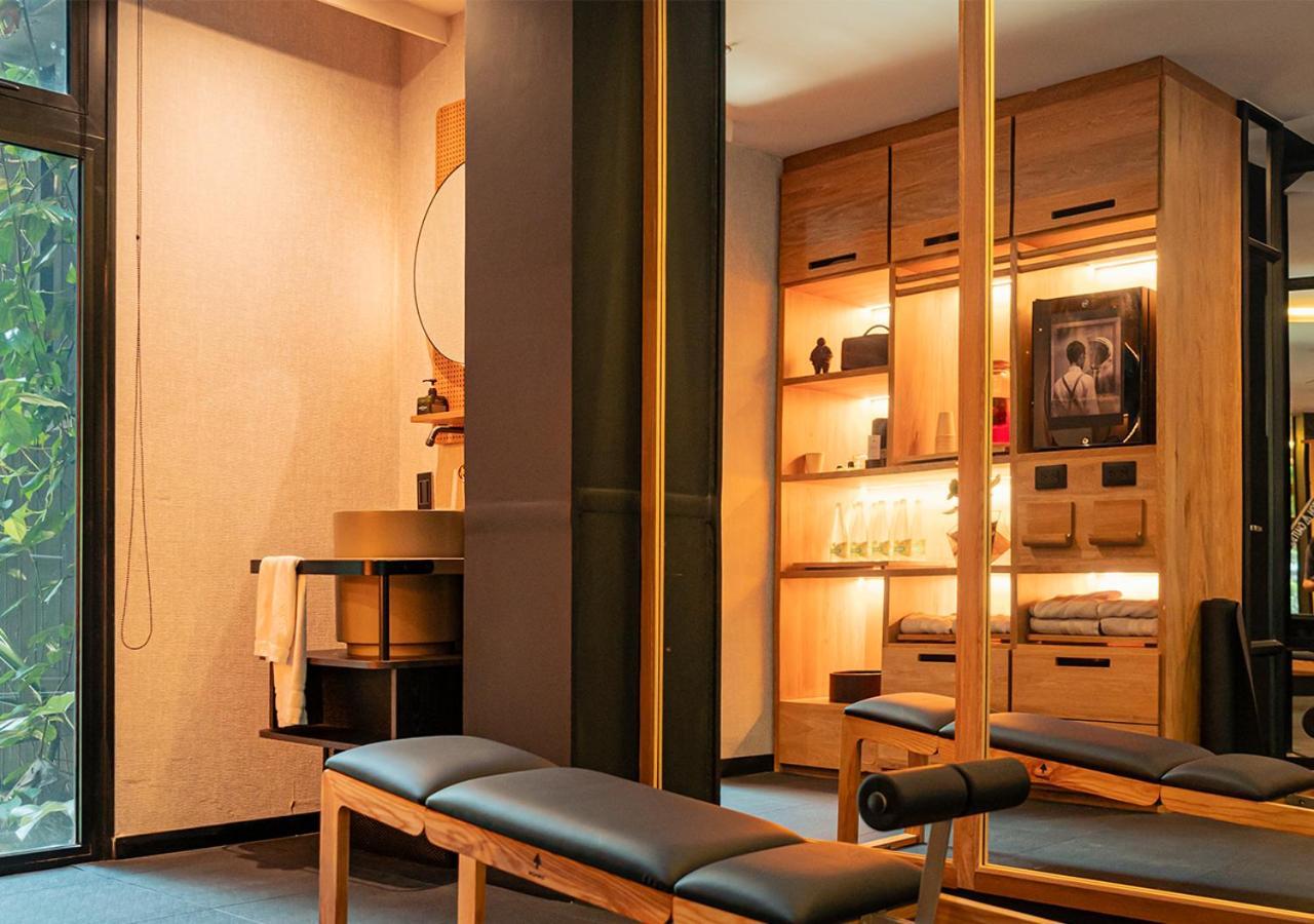 The Click Clack Hotel Medellin Bagian luar foto A treatment room at a chiropractor's office